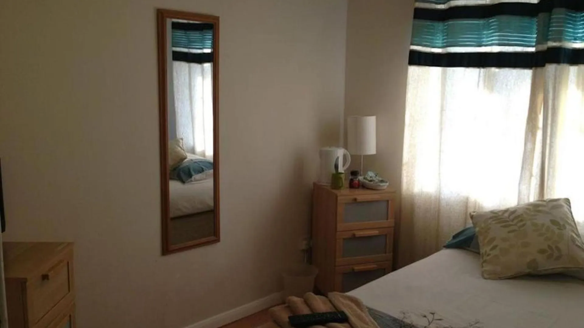 Room In Guest Room - Comfortable Family Room With Tv, Free Fast Wifi, Sleeps 4 With 1 Bunk Bed Hayes