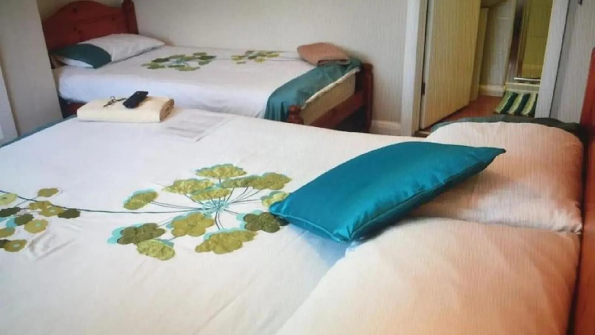 Room In Guest Room - Comfortable Family Room With Tv, Free Fast Wifi, Sleeps 4 With 1 Bunk Bed Hayes  Guest house