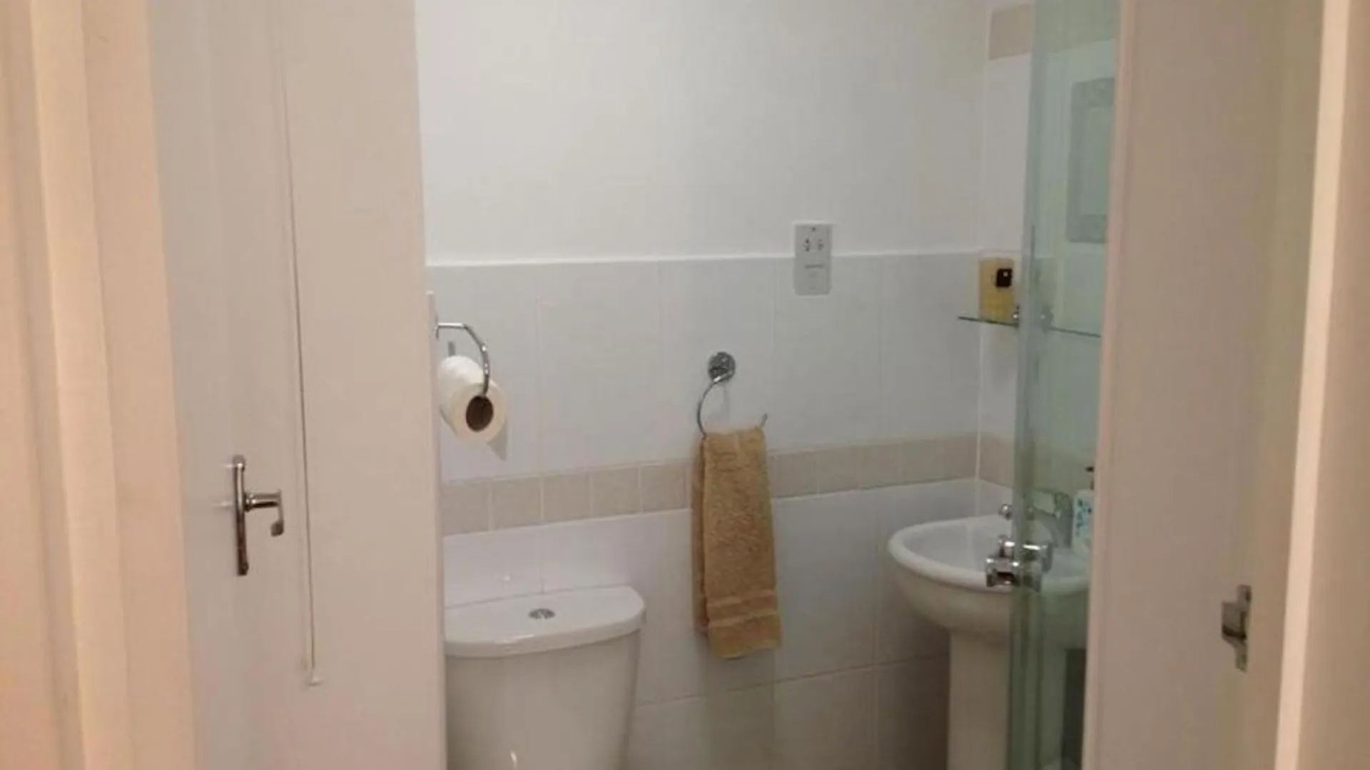 Room In Guest Room - Comfortable Family Room With Tv, Free Fast Wifi, Sleeps 4 With 1 Bunk Bed Hayes  United Kingdom