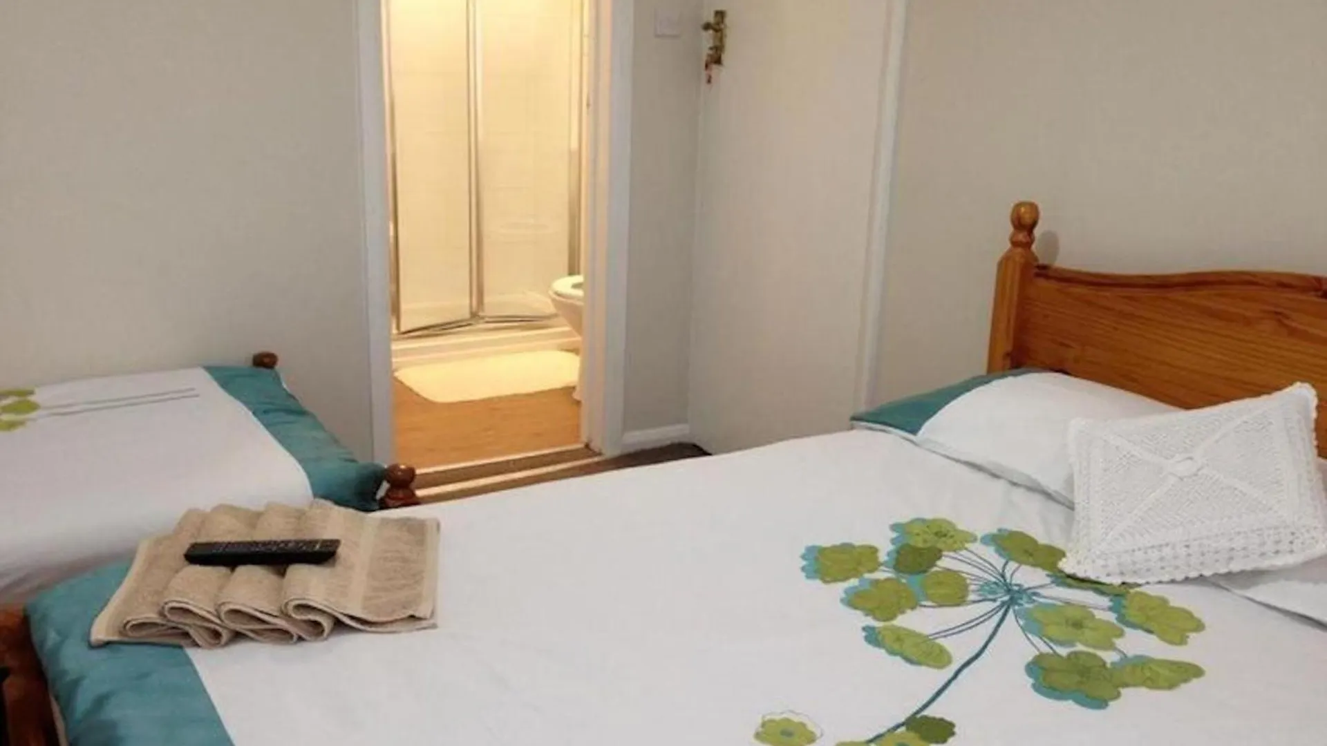 Guest house Room In Guest Room - Comfortable Family Room With Tv, Free Fast Wifi, Sleeps 4 With 1 Bunk Bed Hayes