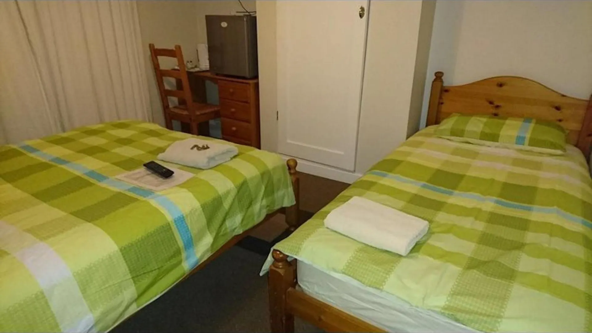 Room In Guest Room - Comfortable Family Room With Tv, Free Fast Wifi, Sleeps 4 With 1 Bunk Bed Hayes  United Kingdom