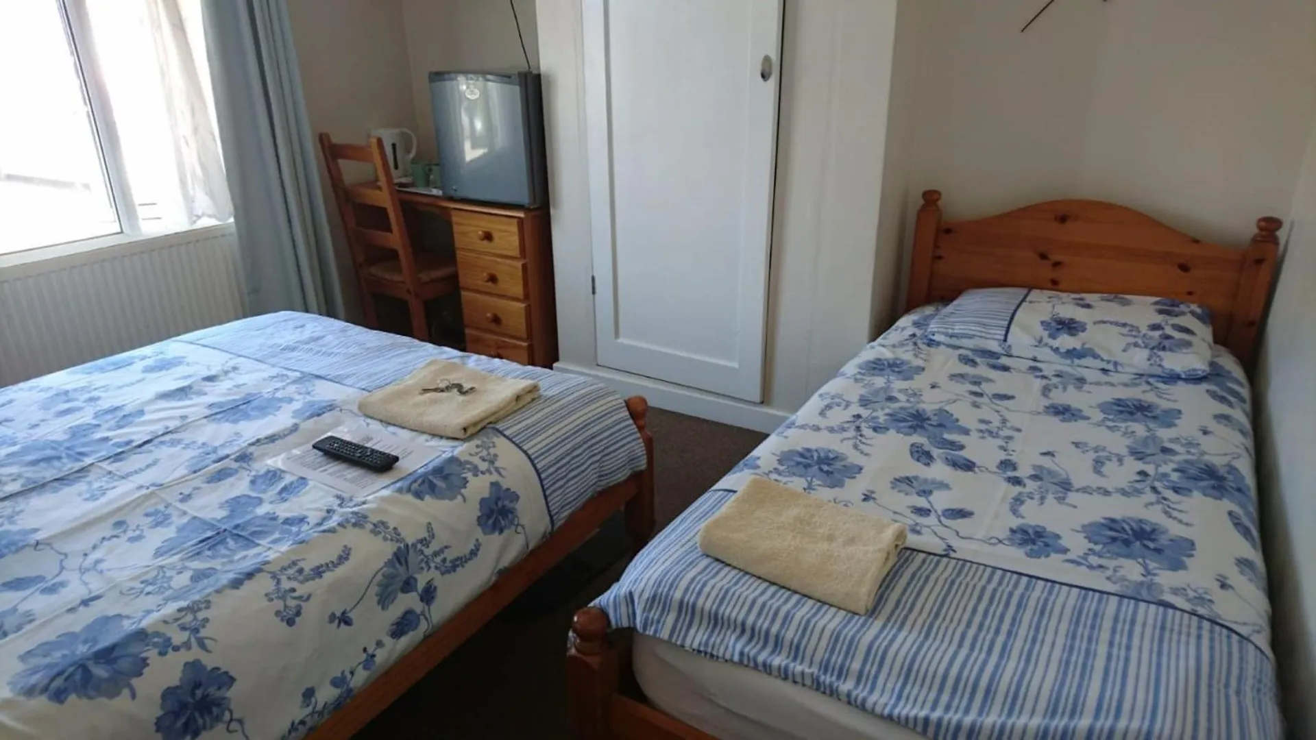 Room In Guest Room - Comfortable Family Room With Tv, Free Fast Wifi, Sleeps 4 With 1 Bunk Bed Hayes  Guest house Hayes (Greater London)