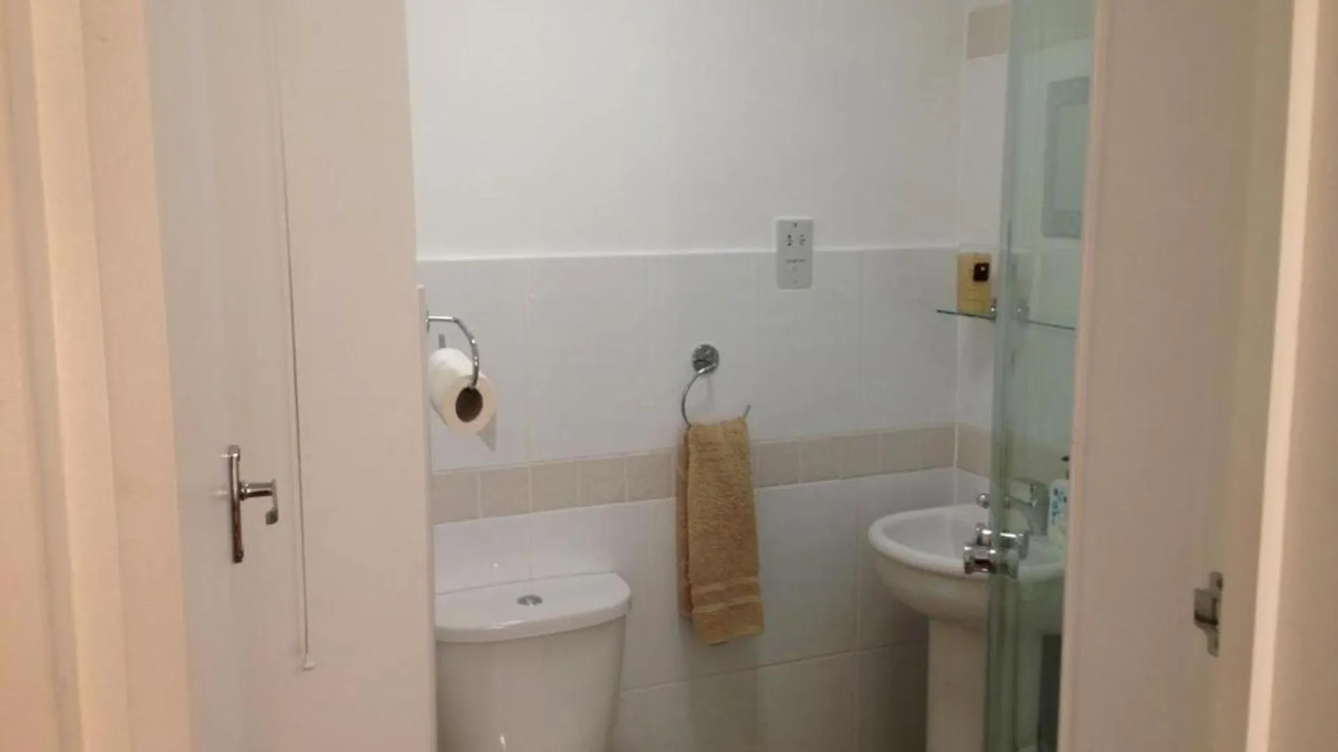 Room In Guest Room - Comfortable Family Room With Tv, Free Fast Wifi, Sleeps 4 With 1 Bunk Bed Hayes  Guest house Hayes (Greater London)